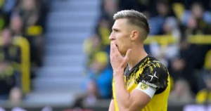 Flick thúc giục Barcelona chiêu mộ trung vệ Dortmund