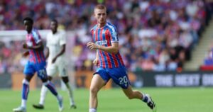 Adam Wharton thể hiện đẳng cấp trong trận gặp MU